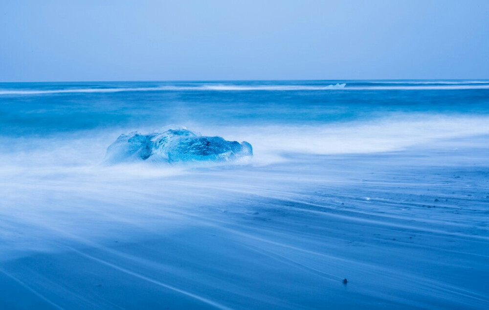 浩浩长江赴沧海，纷纷过客似浮萍。（宋）苏轼
