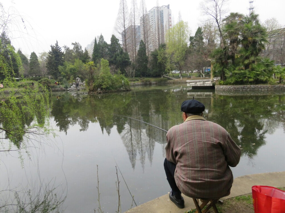 中国科技大学，一位垂钓者。