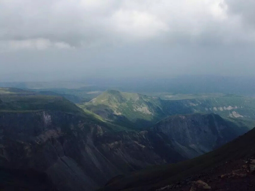 2015.8.17 这一天的长白。（天池看下去的山）