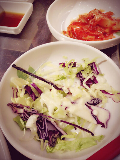韩国料理店：缸桶屋。此为：蔬菜沙拉。味道不错，服务也不错。价格还行，在繁华地段不算贵。