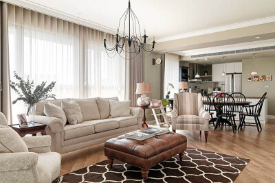 【现代美式混搭风】简约的美式装修风格就可以很好的满足这种需求，并且比较好的是，在营造慵懒舒适温馨的氛围中还能够保持一种尊贵的复古的情怀。就这款家居来说第一个让小编印象深刻的就是墙面的涂料的颜色，当然也…