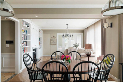 【现代美式混搭风】简约的美式装修风格就可以很好的满足这种需求，并且比较好的是，在营造慵懒舒适温馨的氛围中还能够保持一种尊贵的复古的情怀。就这款家居来说第一个让小编印象深刻的就是墙面的涂料的颜色，当然也…