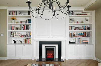 【现代美式混搭风】简约的美式装修风格就可以很好的满足这种需求，并且比较好的是，在营造慵懒舒适温馨的氛围中还能够保持一种尊贵的复古的情怀。就这款家居来说第一个让小编印象深刻的就是墙面的涂料的颜色，当然也…