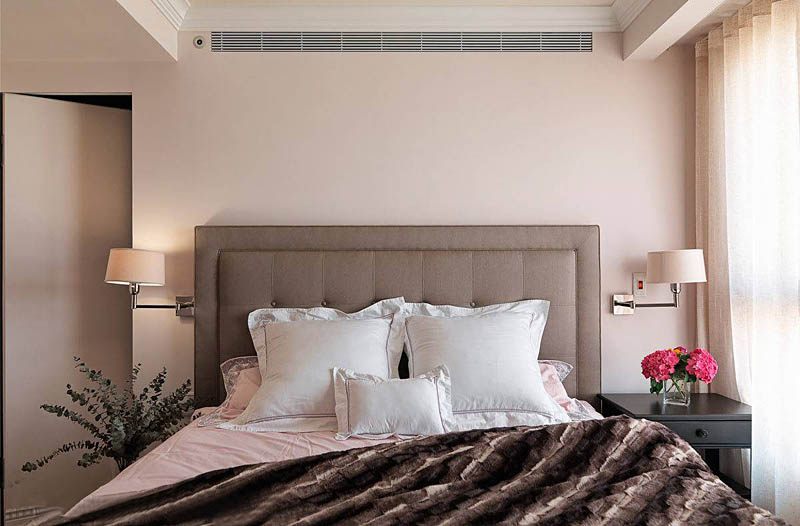 【现代美式混搭风】简约的美式装修风格就可以很好的满足这种需求，并且比较好的是，在营造慵懒舒适温馨的氛围中还能够保持一种尊贵的复古的情怀。就这款家居来说第一个让小编印象深刻的就是墙面的涂料的颜色，当然也可能是壁纸，图面上看不是很清楚。