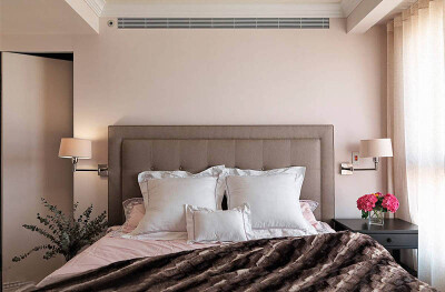 【现代美式混搭风】简约的美式装修风格就可以很好的满足这种需求，并且比较好的是，在营造慵懒舒适温馨的氛围中还能够保持一种尊贵的复古的情怀。就这款家居来说第一个让小编印象深刻的就是墙面的涂料的颜色，当然也…