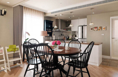 【现代美式混搭风】简约的美式装修风格就可以很好的满足这种需求，并且比较好的是，在营造慵懒舒适温馨的氛围中还能够保持一种尊贵的复古的情怀。就这款家居来说第一个让小编印象深刻的就是墙面的涂料的颜色，当然也…