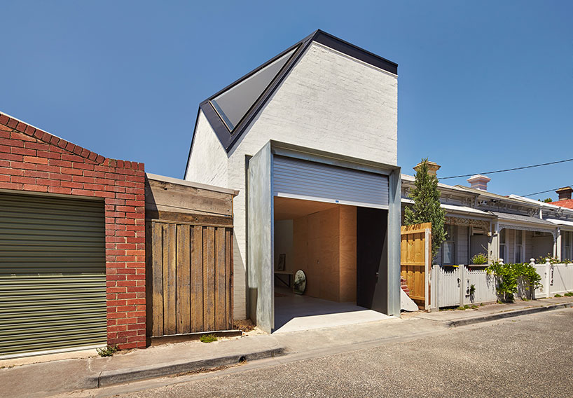 这是澳大利亚郊区一处旧住宅的改扩建，当地建筑事务所architecture architecture采用了三角形的处理手法将该项目中不同的元素统一到结构之中。白色墙体被黑色钢柱构成的狭窄色带不时的打断，与场地中现存的白桦树相呼应，显示出了类似的色调。三角形切断了方正的体块，光线向不同方向延伸，通过透明面板，在一天的时间中控…