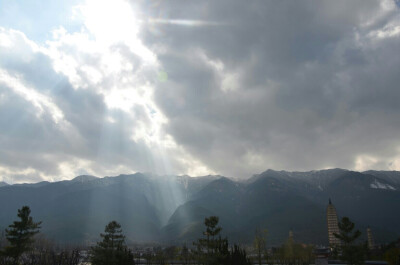 雲南 大理 崇聖寺三塔
光從雲撕裂處投下
三塔並立
蒼山雪
震撼
天王蓋地虎 寶塔鎮河妖
前方洱海陽光明媚 海水湛藍