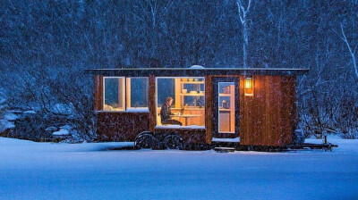 米粒饰家
轮子上的小屋
住在移动房屋中并不稀奇，比如房车，但是房车依然属于车的范畴，而这款Escape Traveler严格来说，应该被称为轮子上的小木屋，它跟传统的大篷车毫无干系。