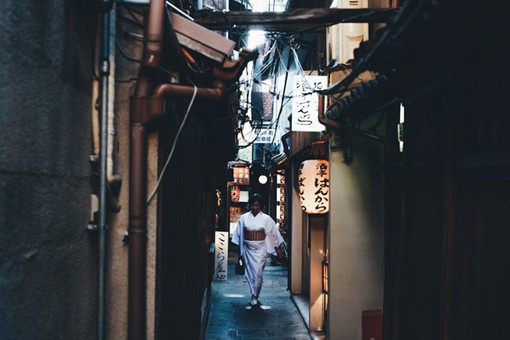 来自日本摄影师Takashi Yasui的一组有着浓郁静谧文雅气息的日本街头摄影，传递了一种悠久的日本文化在其中，没有任何喧嚣的元素，使人安静。