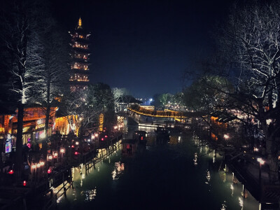 夜色朦胧，沿河漫步，对岸酒吧飘来「清明雨上」的歌声，似有若无，牵起多少情愫。