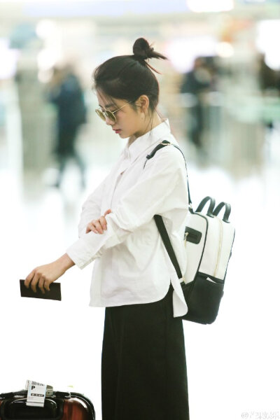 #谭松韵首尔时装周# 谭菇娘首尔行结束，小芒，总算有交代了是嘛今天小可爱太帅气了，所以你说什么都是对的姑娘一路平安，好好飞～飞高高哟～