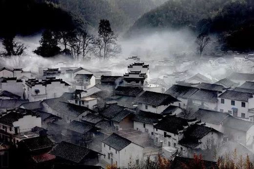 青瓦白墙绿依山