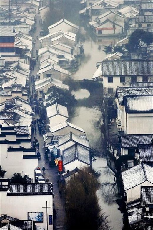 粉墙黛瓦指雪白的墙壁，青黑的瓦，用来描写房屋。江南水乡民居在单体上以木构一、二层厅堂式的住宅为多，为适应江南的气候特点，住宅布局多穿堂、天井、院落。构造为瓦顶、空斗墙、观音兜山脊或马头墙，形成高低错落、粉墙黛瓦、庭院深邃的建筑群体风貌。