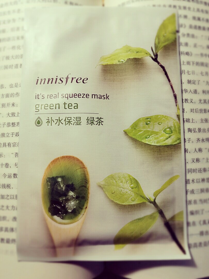 Innisfree悦诗风吟绿茶面膜 对于我这种混油痘皮来说，这个面膜简直是救星，只用了一片，第二天起床就觉得脸不油了，痘痘也下去了不少，皮肤滑滑的，简直是太适合我，不过给室友用过以后她并没有那么显著的效果╮(￣⊿￣)╭，21ml精华，对于个人来说刚刚好，吸收的很快，很补水，绿茶味道也好闻~一盒六片40软~