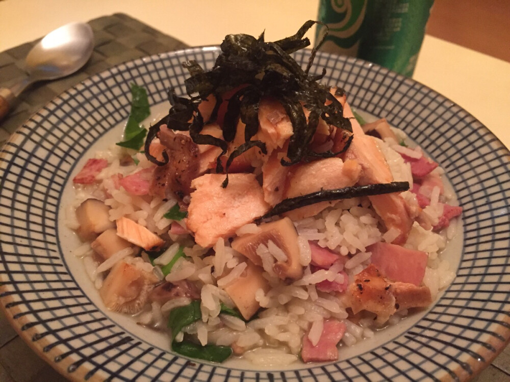 一人の食 サーモンと椎茸茶漬け（三文魚冬菇泡飯）