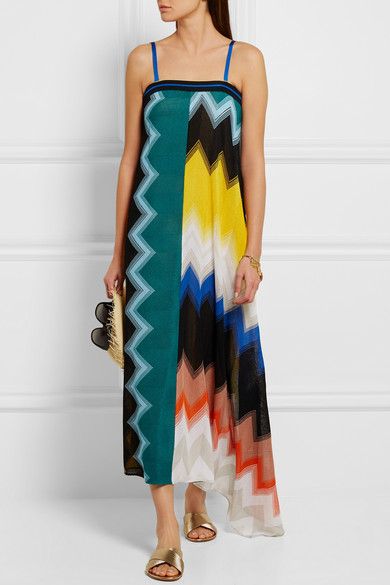 Missoni 2016 春夏系列以委内瑞拉艺术家 Carlos Cruz-Diez
的作品为设计灵感，主打长款显瘦廓形和几何印花图案。这件轻盈的连衣裙采用品牌经典的钩编面料精制而成，并饰有锯齿状印花图案；可拆卸弹力真丝衬裙能提供…