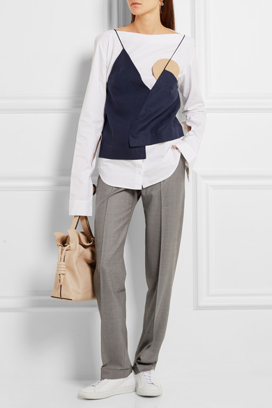 赋予精裁设计现代风格是 Jacquemus 的美学宣言。这款羊毛直筒裤于品牌 2016 春夏秀场上初次亮相。它配有粉色细条纹和压痕设计，可拉长身形为你勾勒出纤细修长的腿部线条。不妨搭配白色衬衫和白色运动鞋，打造带有一…