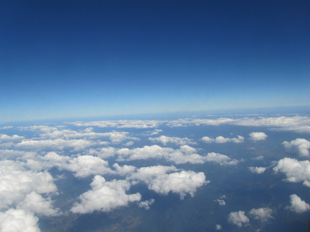 蓝蓝的天空，云块轻轻地碰撞着，缓慢而又柔和地漂浮，远处银白色的天空交界处，仿佛还有另一个世界