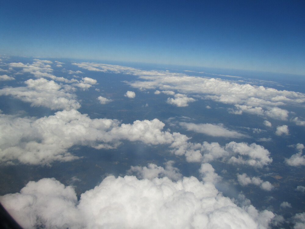 蓝蓝的天空，云块轻轻地碰撞着，缓慢而又柔和地漂浮，远处银白色的天空交界处，仿佛还有另一个世界