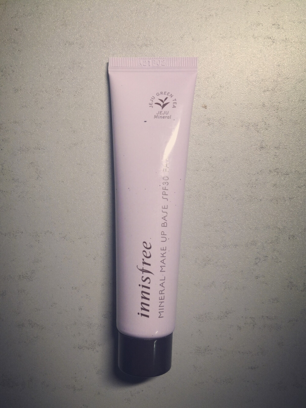 innisfree隔离霜 这款隔离霜有粉红 浅绿 淡紫这三种 隔离能有效改善肤色 粉红使皮肤更有气色 浅绿适合有红血丝泛红的皮肤 淡紫适合肤色偏黄的girl 但淡紫隔离在美白方面也是出了名的^_^