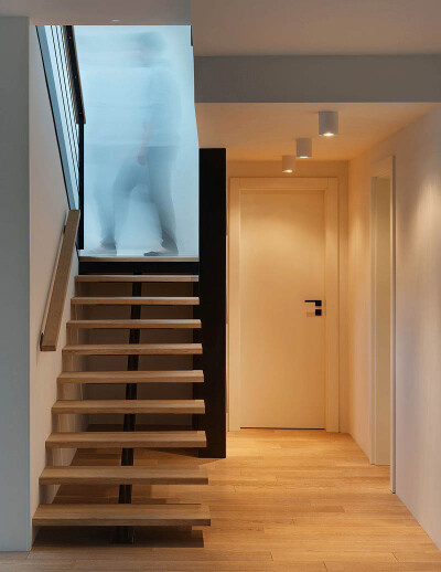 米粒饰家
一家设有滑梯的公寓
这是一套位于乌克兰哈尔科夫（Kharkiv）的Loft公寓。公寓共有两层，改造前的二层空间一直空置，没有被利用。新的业主要求在满足舒适的前提下，最好有一些特别的让人称赞的设计亮点，…