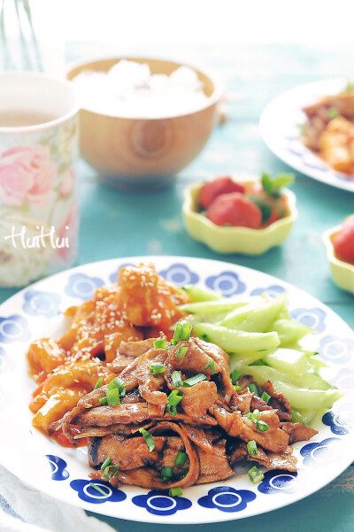 早安，今日早餐：酱汁面筋+糖醋里脊+清炒黄瓜+米饭+麦片+草莓。
预告下，过两天会把口袋三明治整理出一个合辑，方便大家查阅。