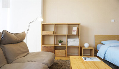 原木风格，极简美学，房间采用Muji极简风格装修与搭配，家具均为简单实用的设计风格，书柜、沙发、边桌...最大程度上保留了原有的木质样貌，也提倡了一种至简至真的生活态度，文艺青年都懂的哦！