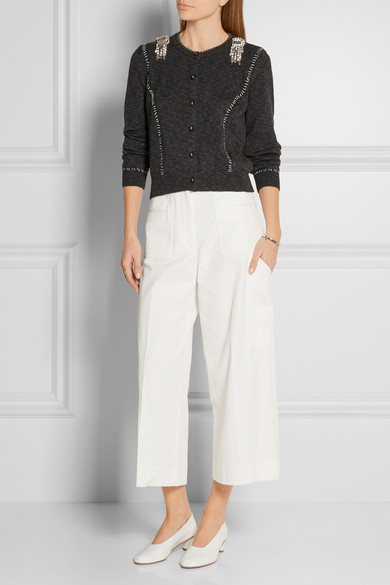 Maison Margiela
这款裙裤采用挺括的纯棉斜纹布裁剪而成，呈现出纯净无暇的白色调。高腰款式十分修身，正面的压痕细节则具有拉长身形的视觉作用。建议搭配女衫与本季大热的“奶奶鞋”。