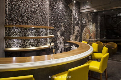 设计师:乔近森 设计风格: 现代简约 项目面积: 100-300平米 工程造价: 50-100万 项目地址:越南胡志明市 设计说明: 这是一家位于胡志明市的一家拉面馆，一层是散座区，二层为半私密的包间区，整个用餐空间灵活多变。灰…