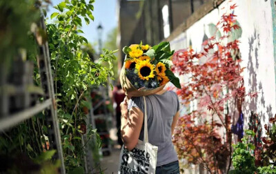 在欧洲，鲜花代表了一种生活情怀。周末逛鲜花集市，成为了一种主流生活方式。英国伦敦 哥伦比亚路鲜花集市，你可以在这里用最白菜的价格买来表达爱意的鲜花！