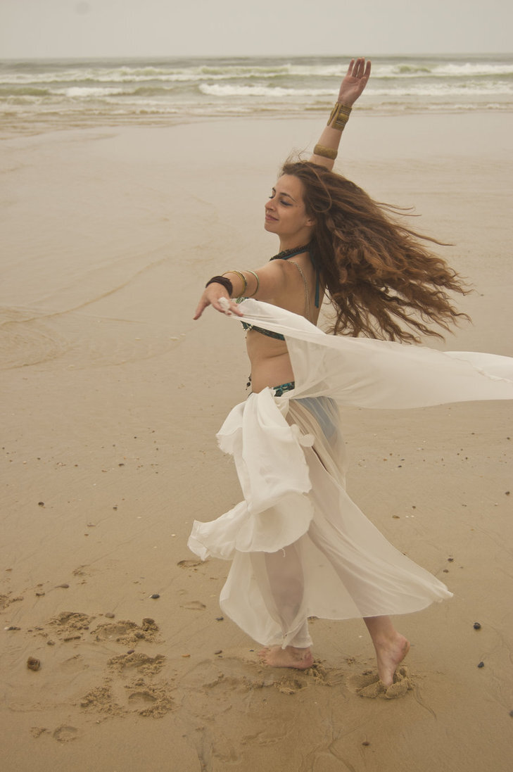 一夜醒来，漫天黄沙。发梢的铃铛叮咚作响，不知是谁封存了全部的记忆，也不知是谁净化了残存的怨恨，跳出幽暗之地，在阳光绿洲之下肆意欢笑。日日复明日，法老跟我说将我的灵魂献祭给伟大的神明即可永生，好想挣脱这无边无际的枷锁。坊间惧我，谁又知道这被摒弃在众生六道之外的无奈与伤感。虽无法言语，也忘记了大半前缘，可总有些呼唤撩过耳际：你还记得我们之间的千年约定吗？