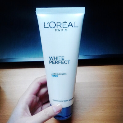 欧莱雅 WHITE PERFECT Anti-Dullness Scrub 完美净白去角质磨砂膏 100ml ￥60+ 泰国购入 洗的蛮干净，略干略紧绷，一周几次或用在T区，用着还可以