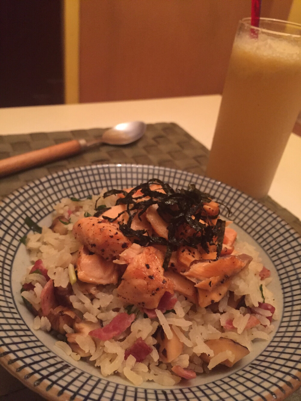 一人の食 サーモンと椎茸茶漬け（三文魚冬菇泡飯）