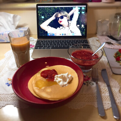 Miss.Waldorf的早晨 自制pancake烙饼 自制草莓果酱 无脂酸奶 蜂蜜 英式早餐茶☕ Taylor Swift 泰勒斯威夫特 