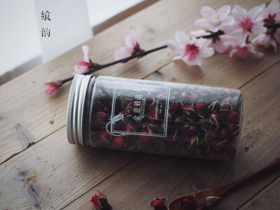 *此链接为金边玫瑰花茶专拍*
花香清雅的金边玫瑰，云南独有。
神奇的云南冰川雪山脚下，远离城市工业污染。
花萼有两道金边，有的舒展开，有的紧紧包裹花苞，由此得名。
产于云南高海拔山区，花骨朵小巧秀气，花苞不…