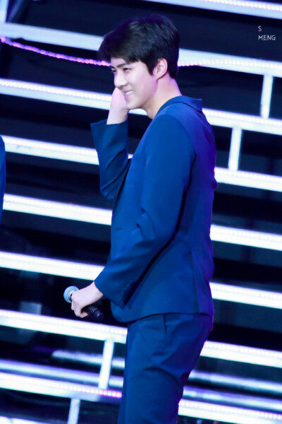 160326 K-Friends #吴世勋喵星人##吴世勋0412生日快乐##吴世勋# 世勋笑起来和小孩子一样，弯弯月牙眼咬着下嘴唇，是内心纯粹美好的勋宝呀
