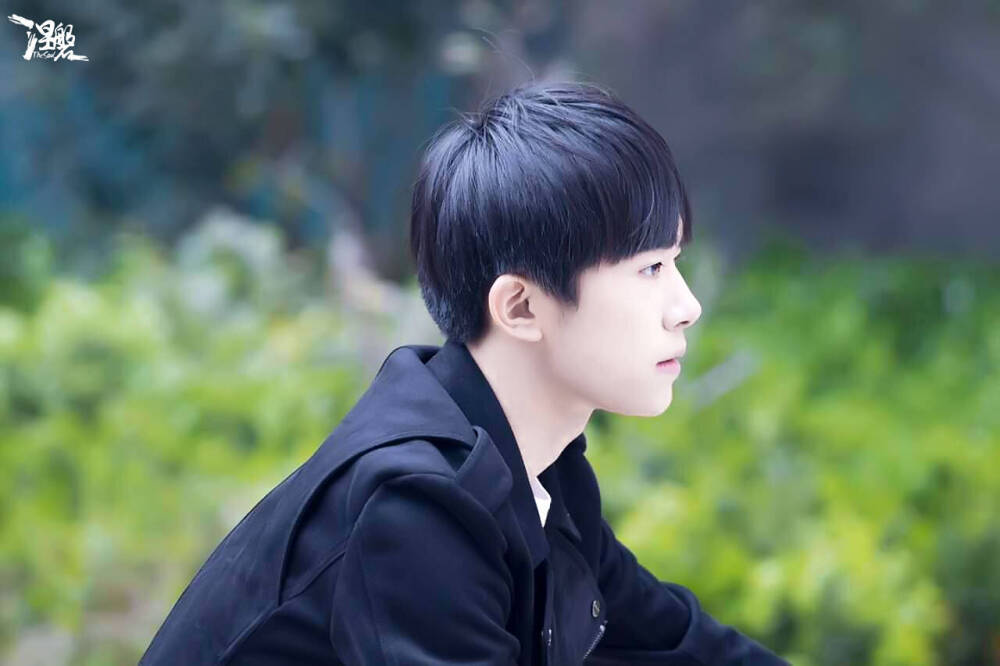 TFBOYS易烊千玺 壁纸高清 氧气美男
一勾手，一抬眉都有着属于自己的味道。为什么你的眼神里有些看不分明的悲伤，寂寞，坚定，深意……
新发型特别清爽，脖子好长，鼻子好挺，皮肤好水嫩。街角那个冷冷的少年。
cr.微博见图，侵权删