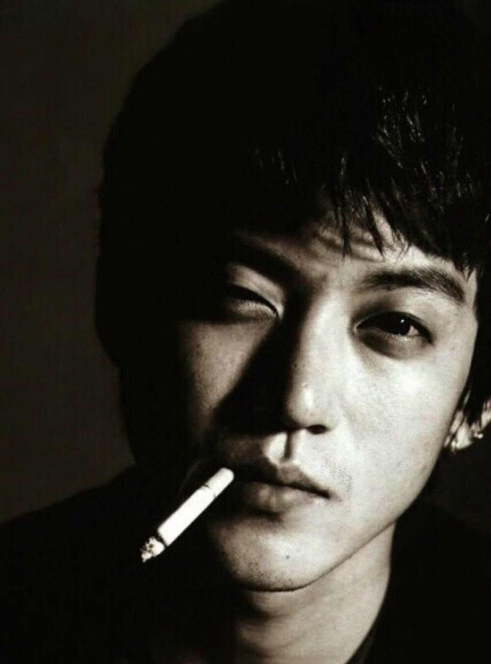 大概是叼着烟最帅的男人--小栗旬