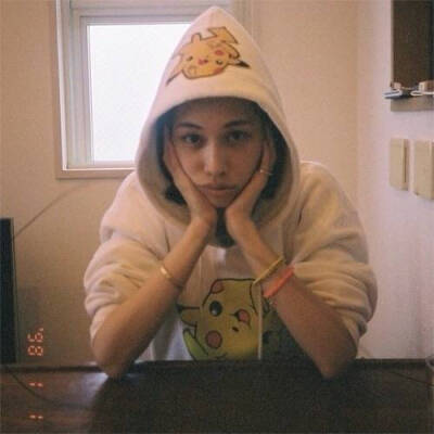 水原希子&皮卡丘 托腮皮卡皮卡