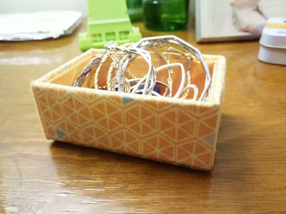 第一次做的布盒。用来装首饰啦