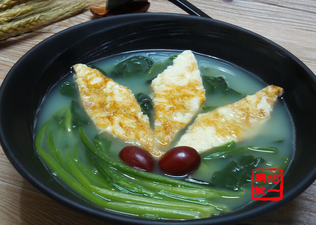 女士在月经期间，饮食更需要注意。生冷，酸辣，等等忍一下。对子宫好。而这期间，多吃点含铁质和蛋白质的食物，例如，猪肝，黄豆，波菜，鸡蛋，银鱼，木耳，紫菜等等。 今天来个银鱼波菜生滚汤。看着复杂，其实超级...