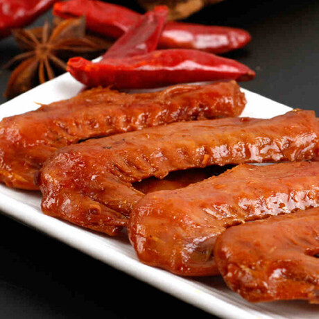  口水娃酱翅卤味小零食，个大肉紧，滋味鲜香，口味纯正。