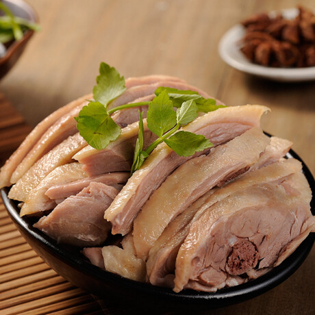  南京特产精品盐水鸭，风味独特，原汁原味，肥而不腻。