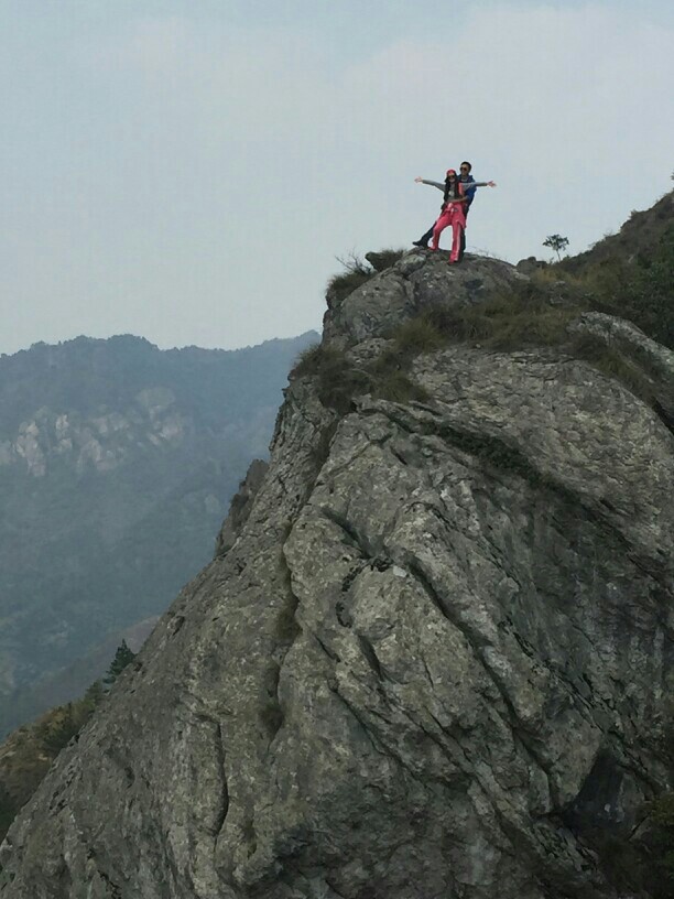 照片和现实一样，小五永远深情拥抱妃妃。