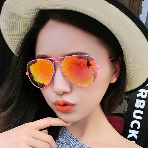  炫彩粉色圆脸太阳眼镜，橘红色炫彩给人热情有活力的样子。