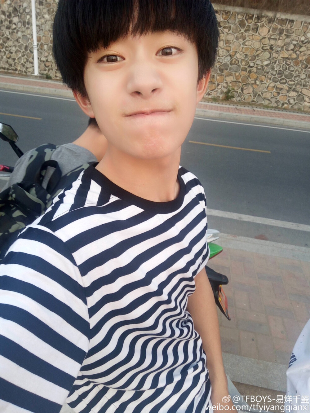 TFBOYS易烊千玺 【微博更新】大家好，这里是“易家三代楠宝最帅_宇宙南瓜总站”！四月开春，我们站子也集体去海南度假啦！大家可能还对他们不太熟，我来一一介绍一下我们的站长，前线，美工，文案和应援同学～大家都爱着我们宇宙最帅的楠宝，大家一起努力，给他最棒的成长呵护！