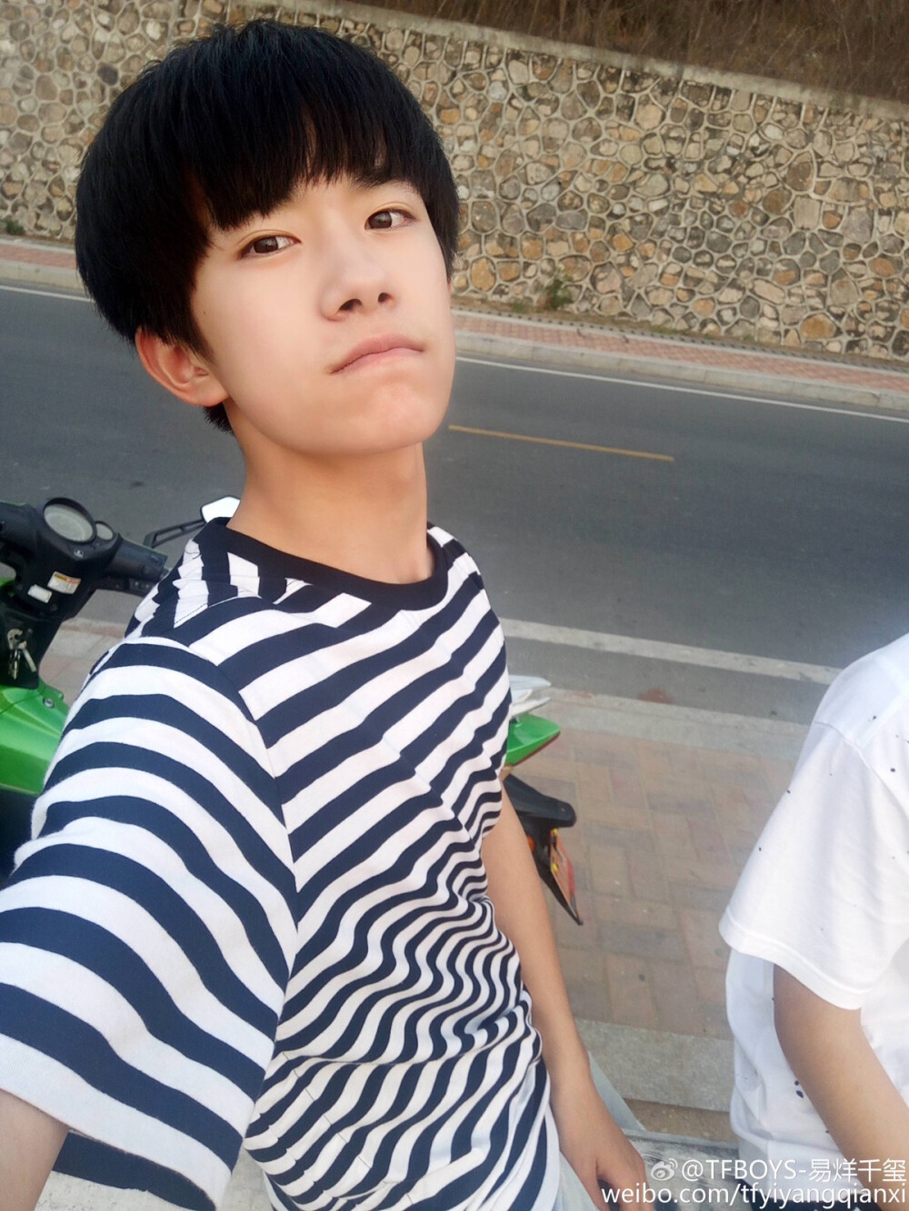 TFBOYS易烊千玺 【微博更新】大家好，这里是“易家三代楠宝最帅_宇宙南瓜总站”！四月开春，我们站子也集体去海南度假啦！大家可能还对他们不太熟，我来一一介绍一下我们的站长，前线，美工，文案和应援同学～大家都爱着我们宇宙最帅的楠宝，大家一起努力，给他最棒的成长呵护！
