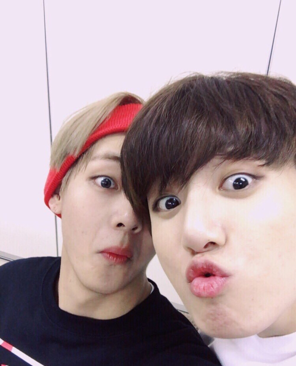 转发自btstwtjungkook田正国v金泰亨btsbangtanboys防弹少年团自拍照