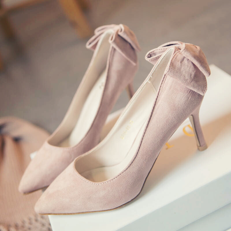 乖巧甜美，淑女的气息总是能够让很多人都对你引起好感来